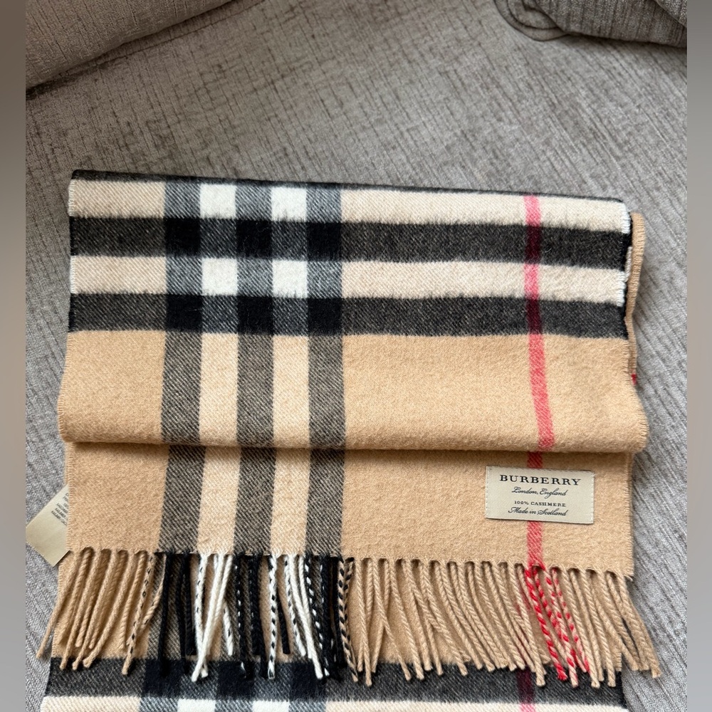 Burberry AUTHENTIC Beige and Black Checkered cashmere Scarf⭐️ - Picture 11 of 16